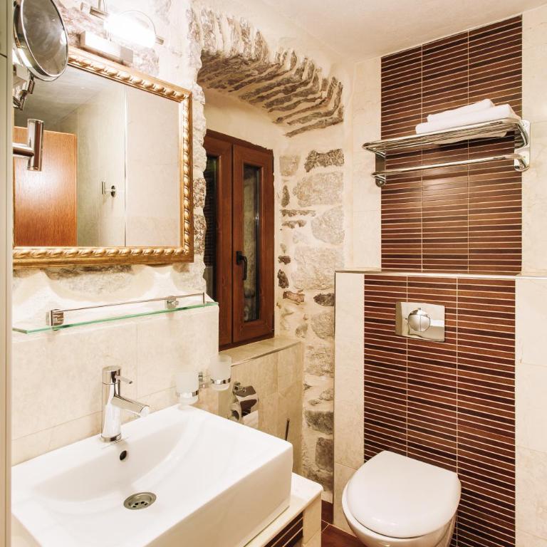Hotel Galathea - Standardna Dvokrevetna Soba sa Bračnim Krevetom - 5