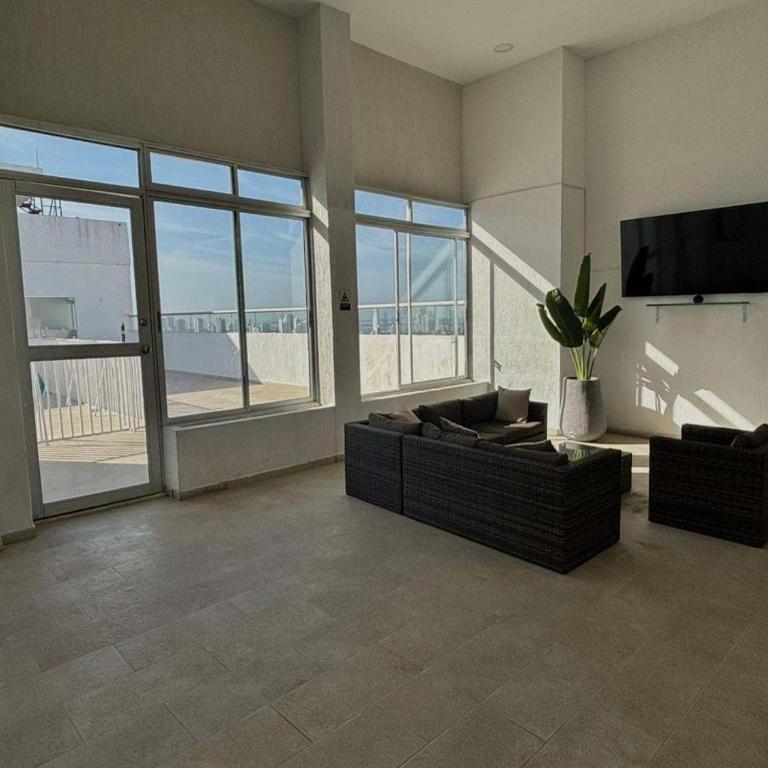 Ocean Breeze 3BR Pool & Balcony by Wellcome - Apartamento - 12