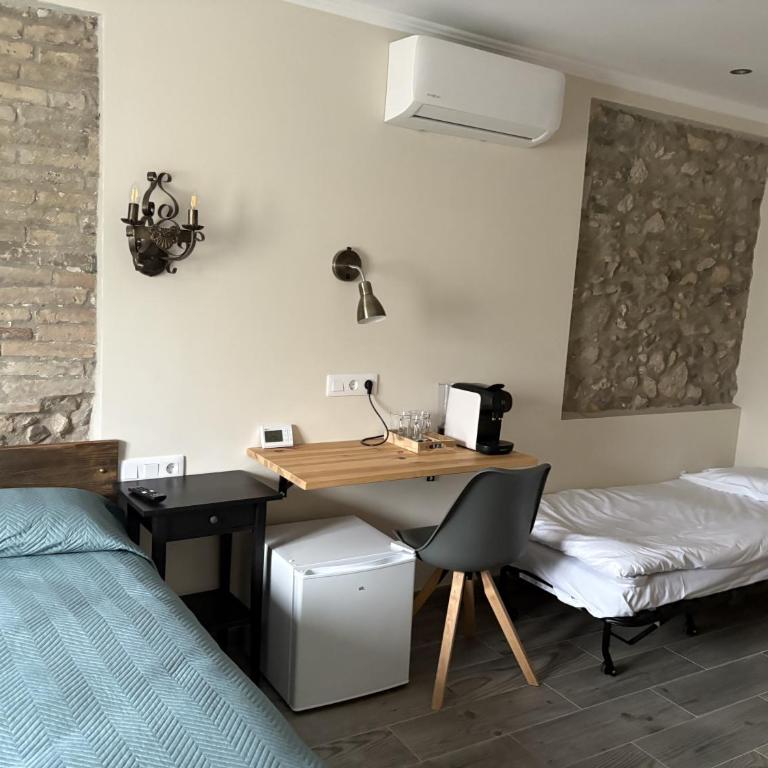 Hostal Milana Girona - Habitación Triple Básica - 11