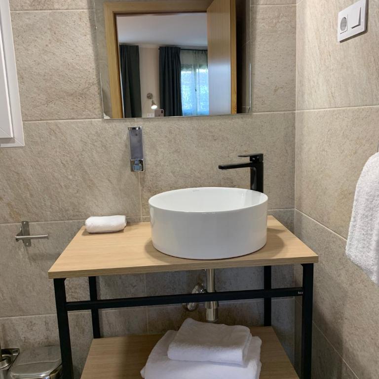 Hostal Milana Girona - Habitación Triple Clásica - 12
