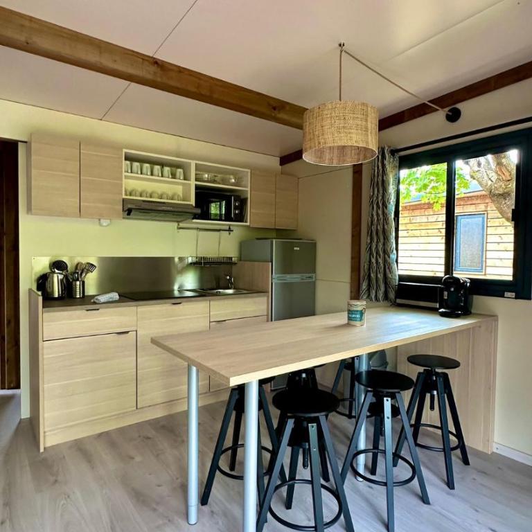 Camping Le Solitaire du Lac - Chalet 2 Chambres - 6