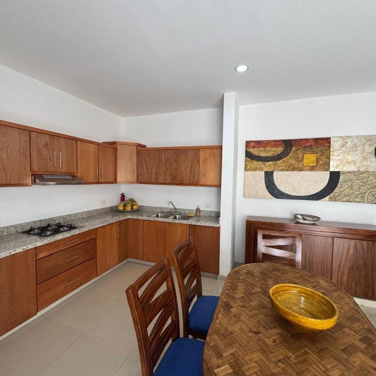 2br 1ba Condo 1 block to ocean Condo 1 - One-Bedroom Apartment - 2