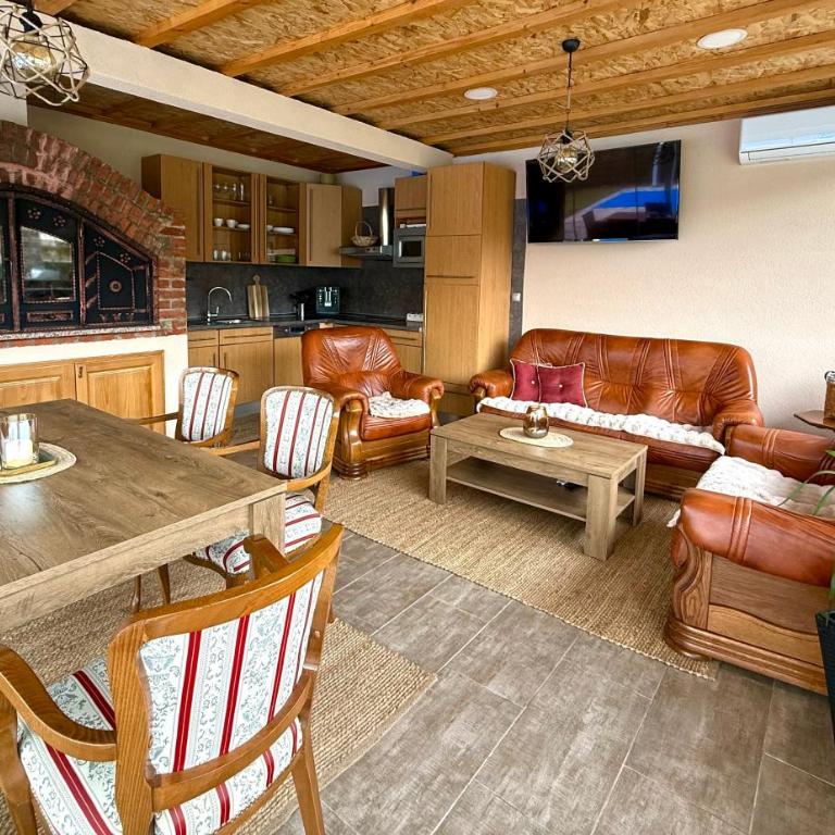 Crystal Račić - Three-Bedroom House - 14