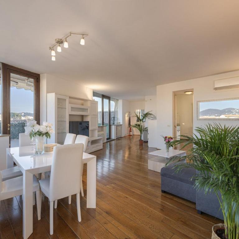 Central Penthouse with a view - Two-Bedroom Apartment with City View - 10