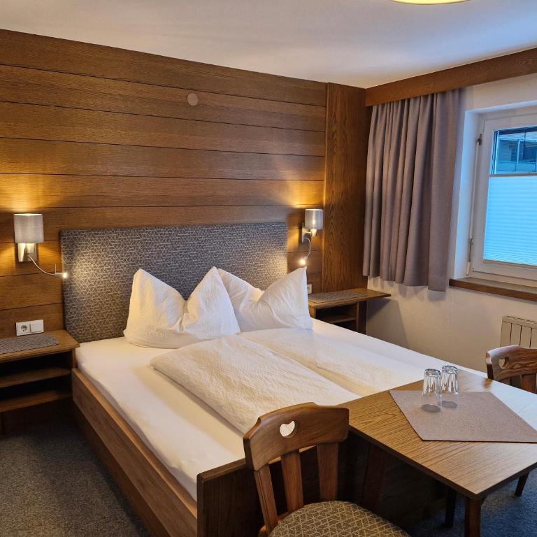 Gästehaus Kuen - Doppelzimmer mit Balkon - 2