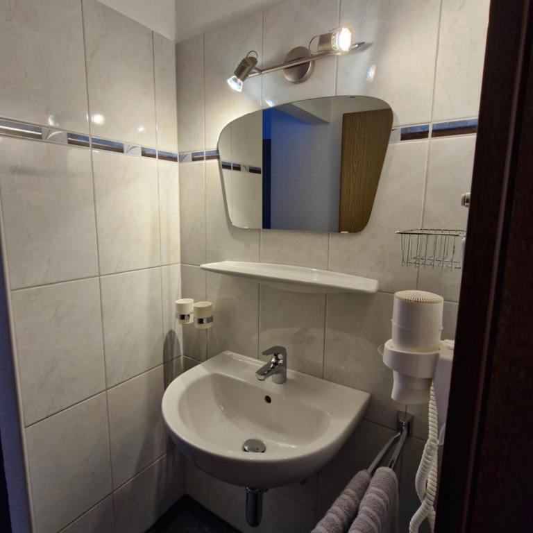 Gästehaus Kuen - Doppelzimmer mit Balkon - 3