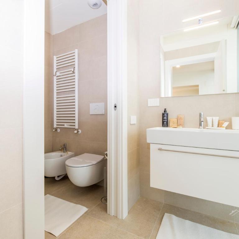 Waterfront Luxury Studio, FREE Parking, AC, NETFLIX & WIFI By Tilo Lux - Apartment with Sea View - 4