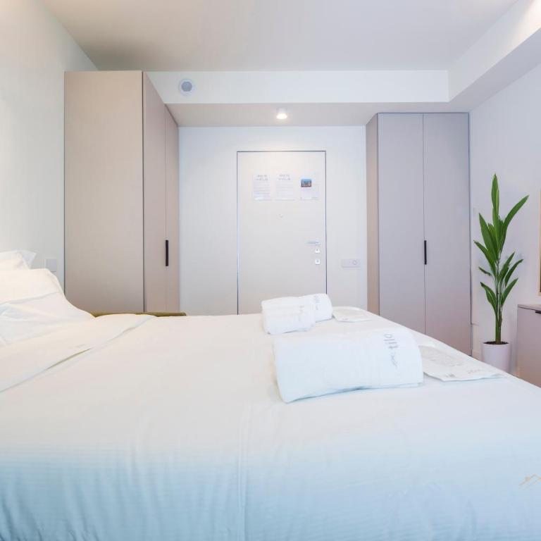 Waterfront Luxury Studio, FREE Parking, AC, NETFLIX & WIFI By Tilo Lux - Apartment with Sea View - 11