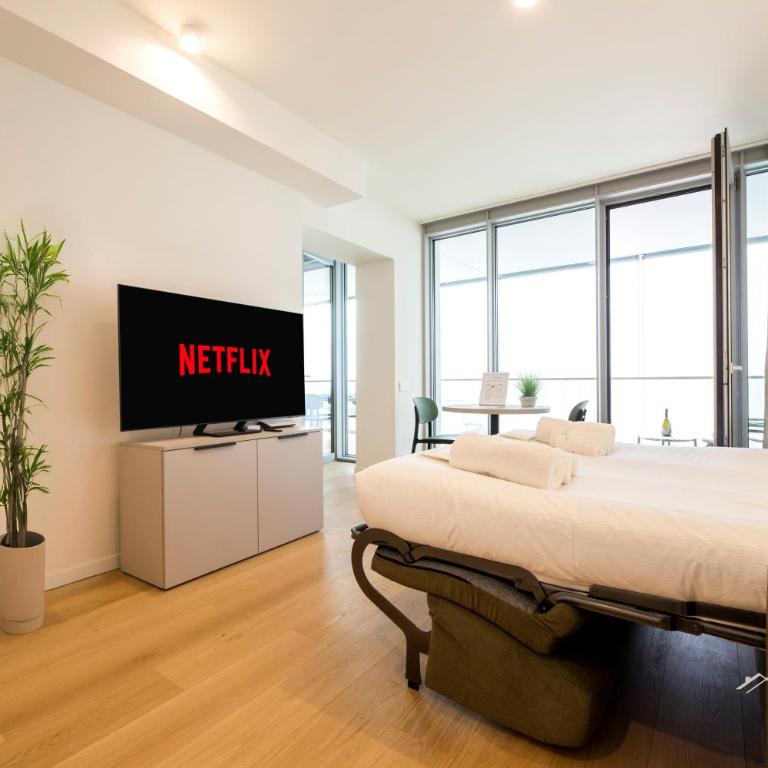Waterfront Luxury Studio, FREE Parking, AC, NETFLIX & WIFI By Tilo Lux - Apartment with Sea View - 6