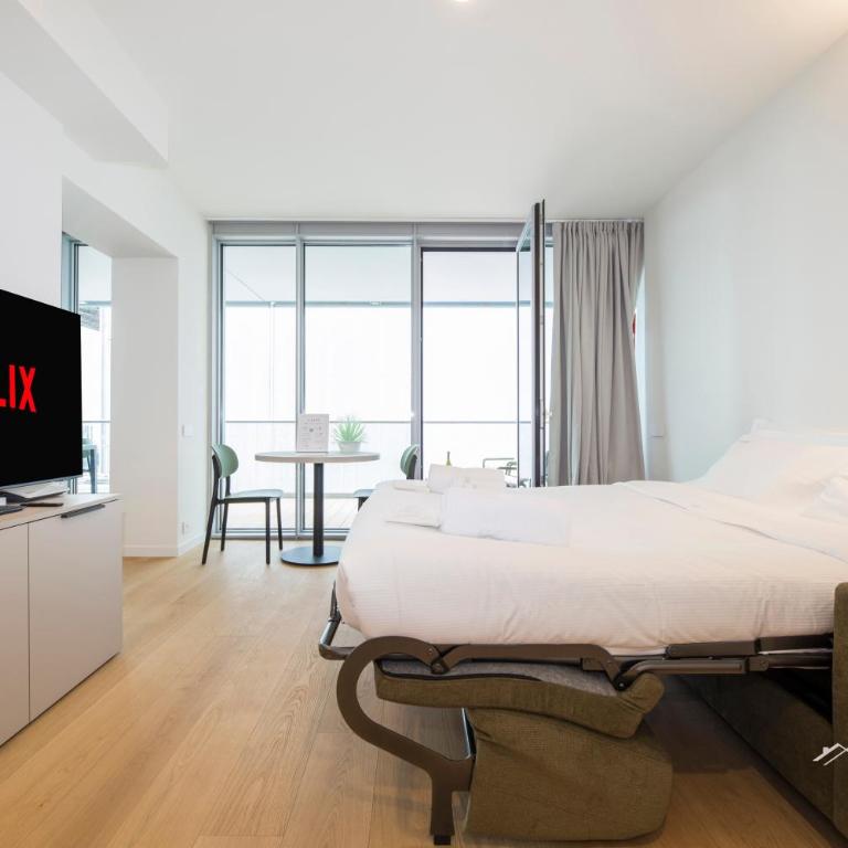 Waterfront Luxury Studio, FREE Parking, AC, NETFLIX & WIFI By Tilo Lux - Apartment with Sea View - 7