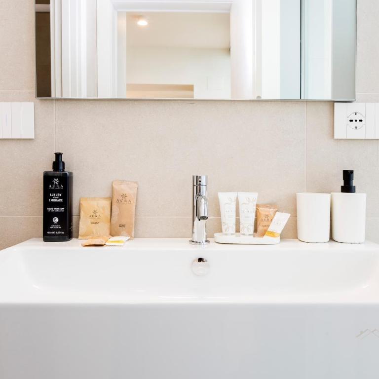 Waterfront Luxury Studio, FREE Parking, AC, NETFLIX & WIFI By Tilo Lux - Apartment with Sea View - 20