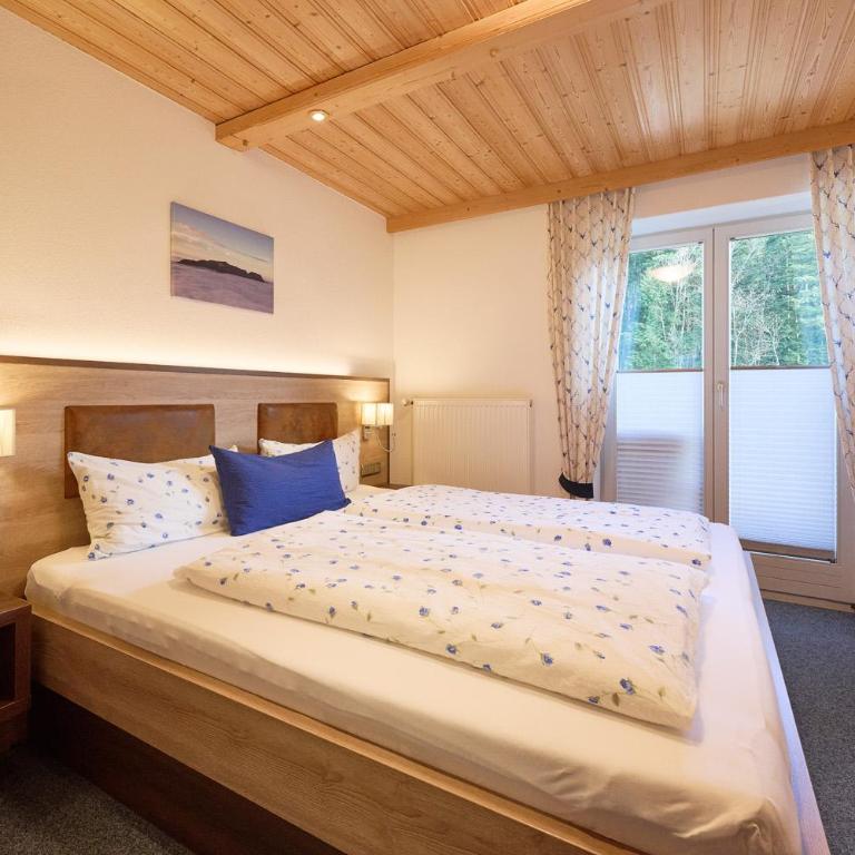 Gästehaus Sonnenbichl - Doppelzimmer mit Balkon - 9