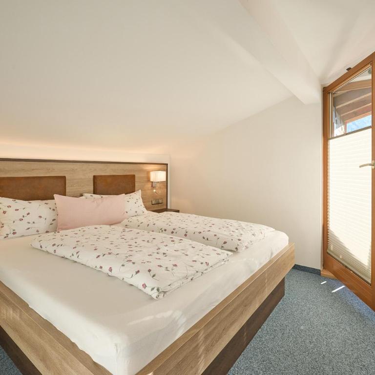Gästehaus Sonnenbichl - Familienzimmer mit Bergblick - 2