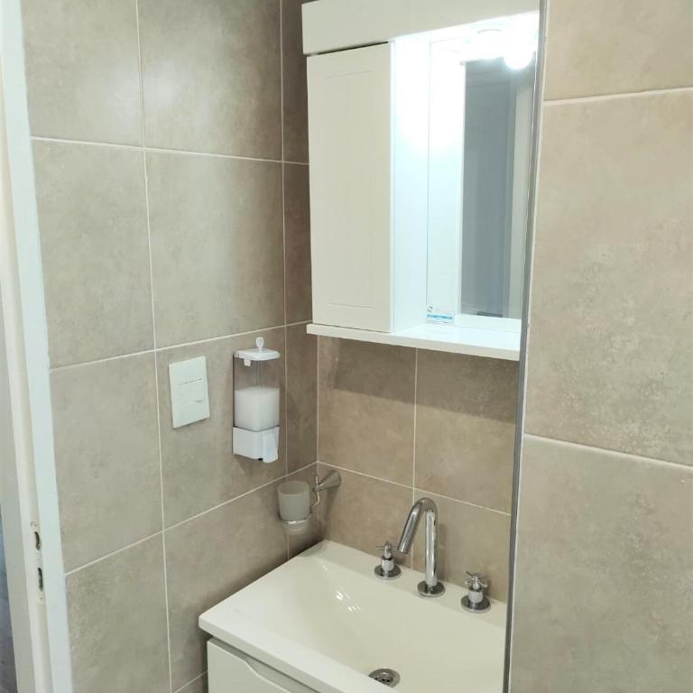 Amplio departamento con 2 baños y ducha premium a 3 min del centro - Two-Bedroom Apartment - 8