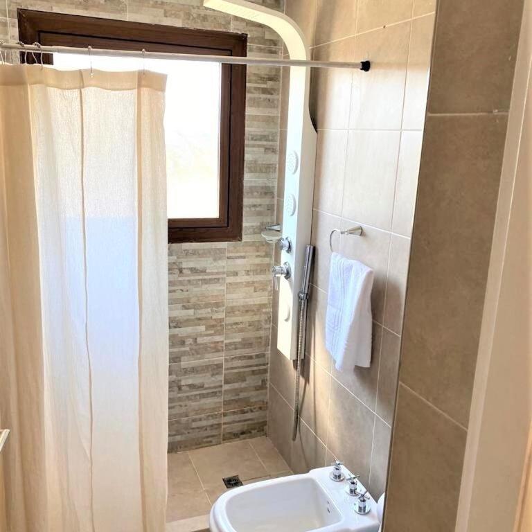 Amplio departamento con 2 baños y ducha premium a 3 min del centro - Two-Bedroom Apartment - 12