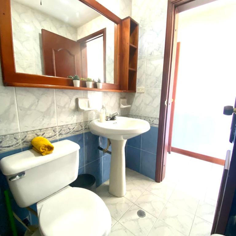 Cozy, well-located 3 bedroom Apartment, 5 min from Rodadero Beach, Free Parking - Three-Bedroom Apartment with Mountain View - 16