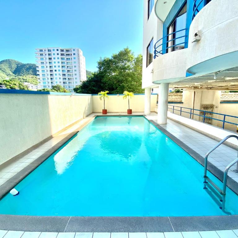 Cozy, well-located 3 bedroom Apartment, 5 min from Rodadero Beach, Free Parking - Three-Bedroom Apartment with Mountain View - 3