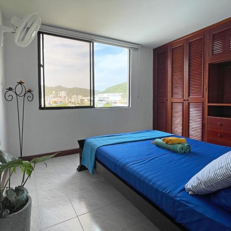 Cozy, well-located 3 bedroom Apartment, 5 min from Rodadero Beach, Free Parking - Three-Bedroom Apartment with Mountain View - 15