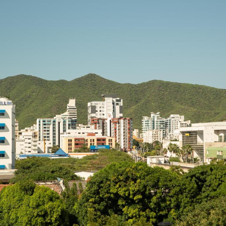 Cozy, well-located 3 bedroom Apartment, 5 min from Rodadero Beach, Free Parking - Three-Bedroom Apartment with Mountain View - 1