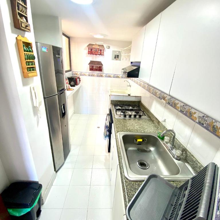 Cozy, well-located 3 bedroom Apartment, 5 min from Rodadero Beach, Free Parking - Three-Bedroom Apartment with Mountain View - 25