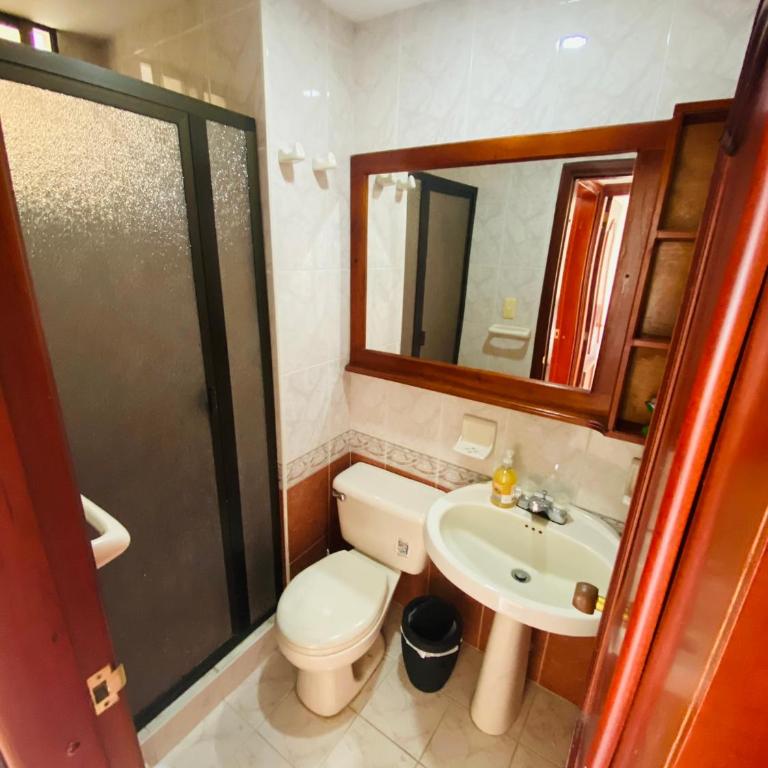 Cozy, well-located 3 bedroom Apartment, 5 min from Rodadero Beach, Free Parking - Three-Bedroom Apartment with Mountain View - 23