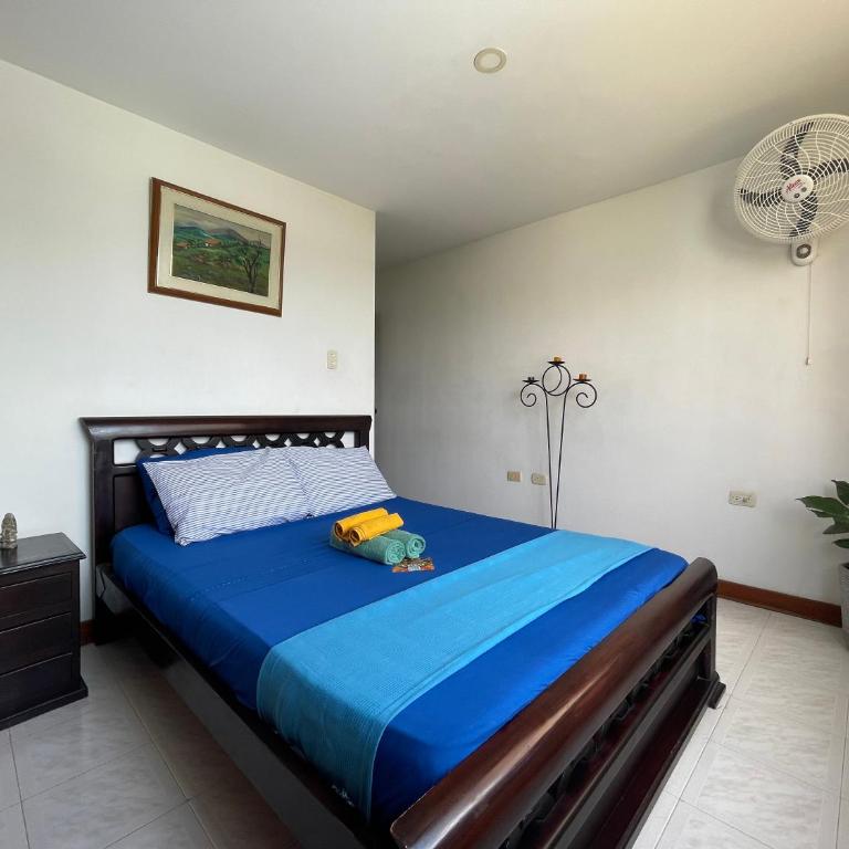 Cozy, well-located 3 bedroom Apartment, 5 min from Rodadero Beach, Free Parking - Three-Bedroom Apartment with Mountain View - 13