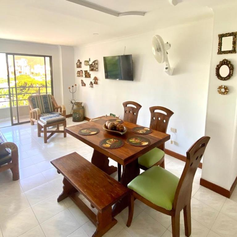 Cozy, well-located 3 bedroom Apartment, 5 min from Rodadero Beach, Free Parking - Three-Bedroom Apartment with Mountain View - 8