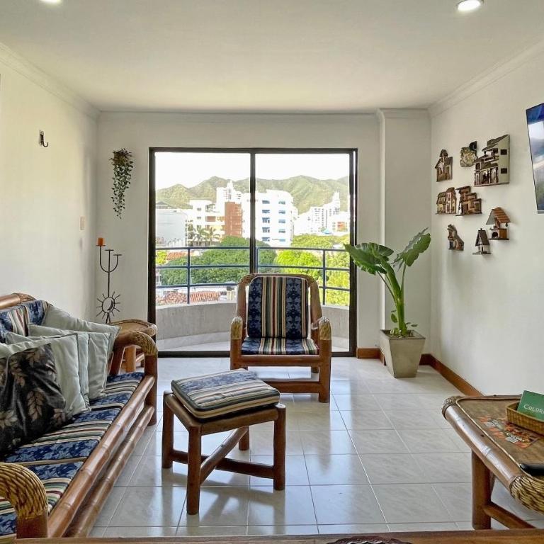 Cozy, well-located 3 bedroom Apartment, 5 min from Rodadero Beach, Free Parking - Three-Bedroom Apartment with Mountain View - 9