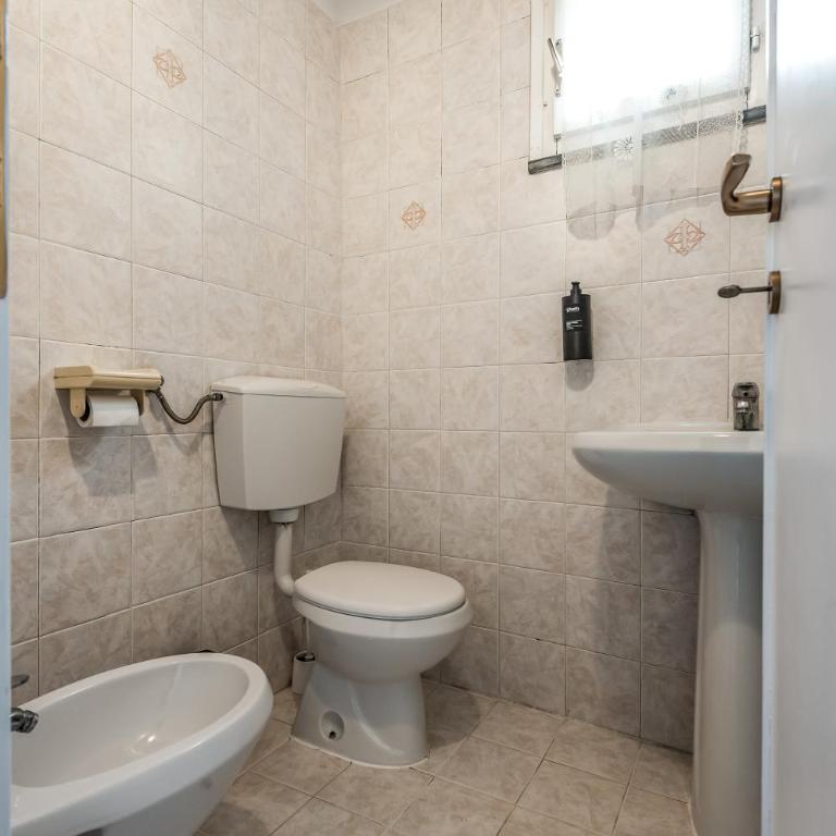 Hostly-Maison L'Arancio-Large House near the Tower - Three-Bedroom Premium Apartment - 32