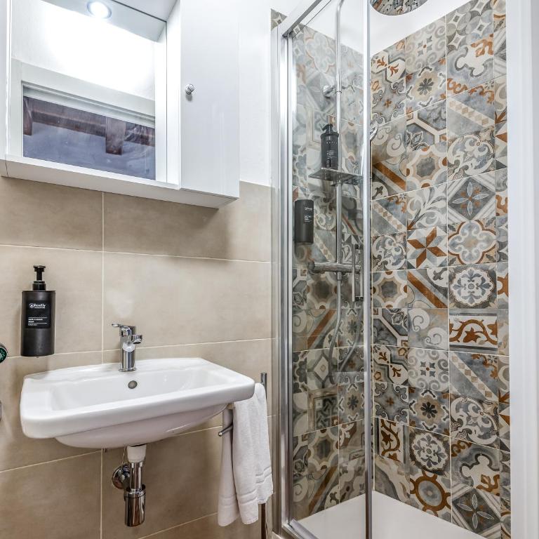 Hostly-Maison L'Arancio-Large House near the Tower - Three-Bedroom Premium Apartment - 35