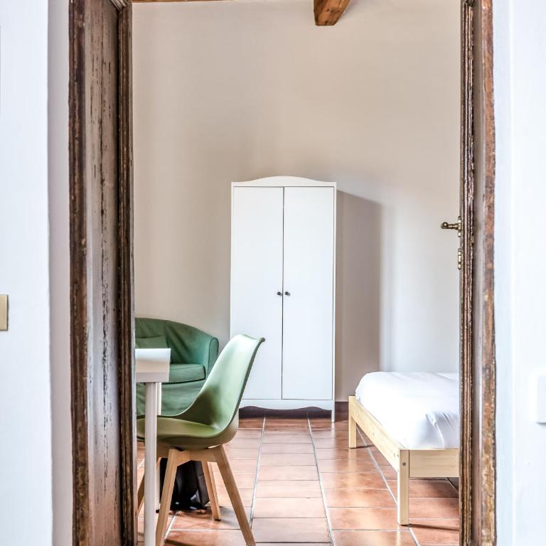 Hostly-Maison L'Arancio-Large House near the Tower - Three-Bedroom Premium Apartment - 39