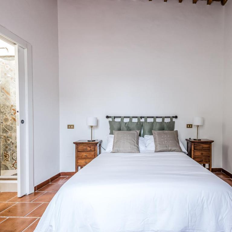 Hostly-Maison L'Arancio-Large House near the Tower - Three-Bedroom Premium Apartment - 40