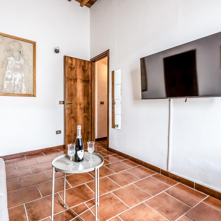 Hostly-Maison L'Arancio-Large House near the Tower - Three-Bedroom Premium Apartment - 47