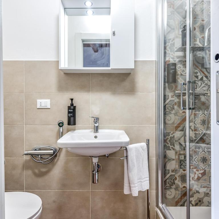 Hostly-Maison L'Arancio-Large House near the Tower - Three-Bedroom Premium Apartment - 50
