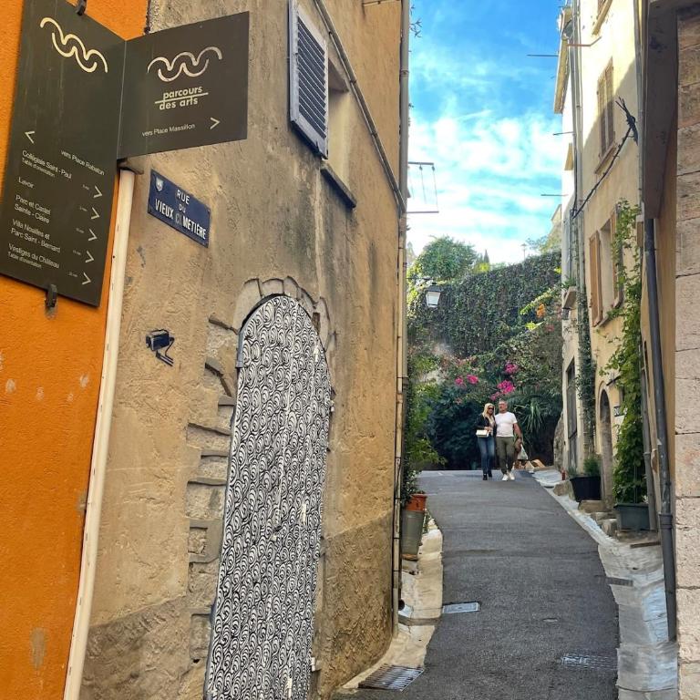 Studio Meublé-Vue Mer-Vieux Hyères- Centre Médiéval Coeur de Ville - Apartment mit 1 Schlafzimmer - 3