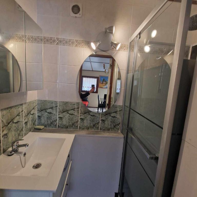 Maison avec piscine chauffée de Pâques à la toussaint accès animation & parc aquatique de juin à fin septembre - Haus mit 2 Schlafzimmern - 38