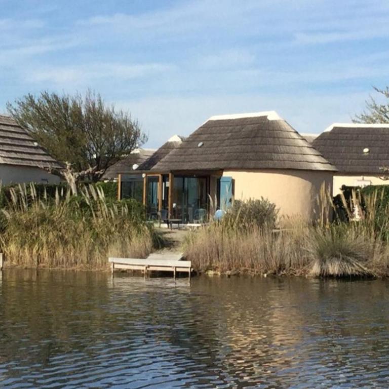 Fraîcheur sous les pins bord du lac marin et 800m mer joli mas de pêcheurs rénové 8 couchages - Haus mit 3 Schlafzimmern - 5