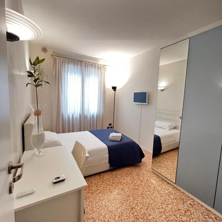 Locazione Turistica Joyful Padova - Camera Matrimoniale Standard con Bagno in Comune - 2