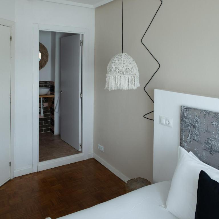 Boogalow Hostel - Double Room with Sea View - 10