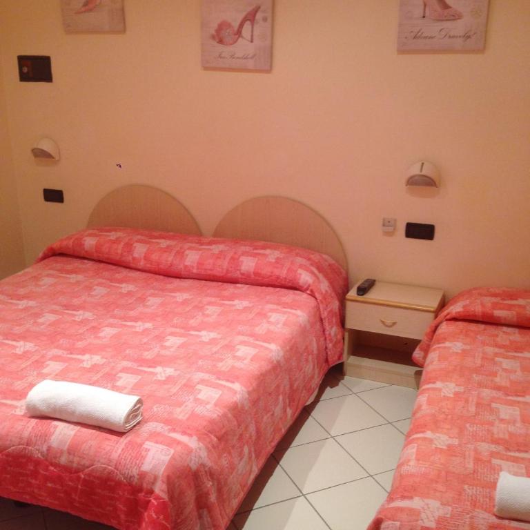 Hotel Paolina - Economy Triple Room - 5