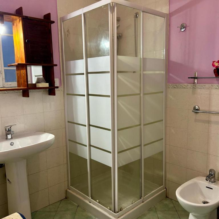 Leon - Double Room with Private External Bathroom - 10