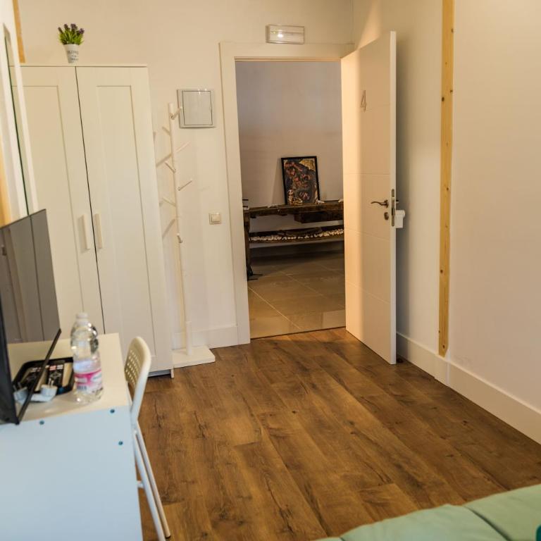 Isabel Guest House - Double Room with Private Bathroom - 3