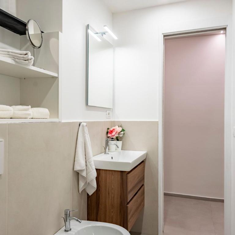 Lovely Flats In Genova Historic Center - Appartamento con 2 Camere da Letto - 14