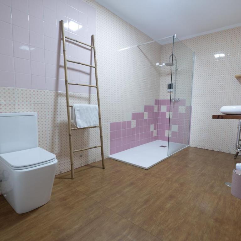 Boogalow Hostel - Quadruple Room with Bathroom - 11