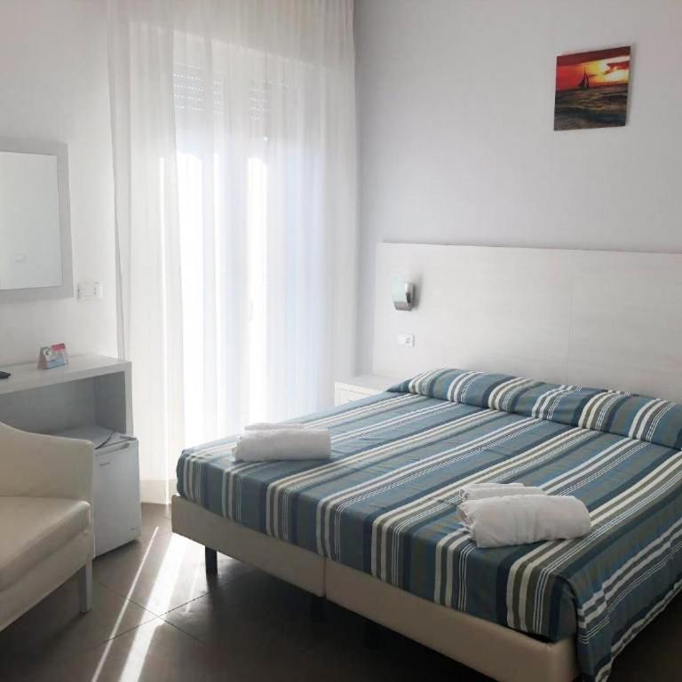 Hotel Gin sul mare - Camera Matrimoniale - 4