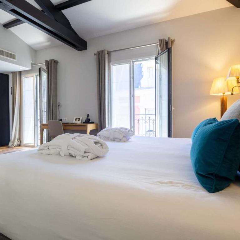 Hôtel de la Plage - Saint Jean de Luz - Chambre Prestige avec Balcon - Vue sur Ville - 4