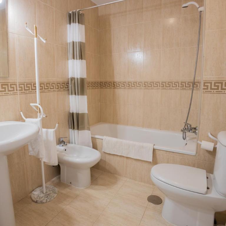Costa Ballena - Apt para 6 con piscina, terraza, WiFi y parking gratis - Three-Bedroom Apartment - 12