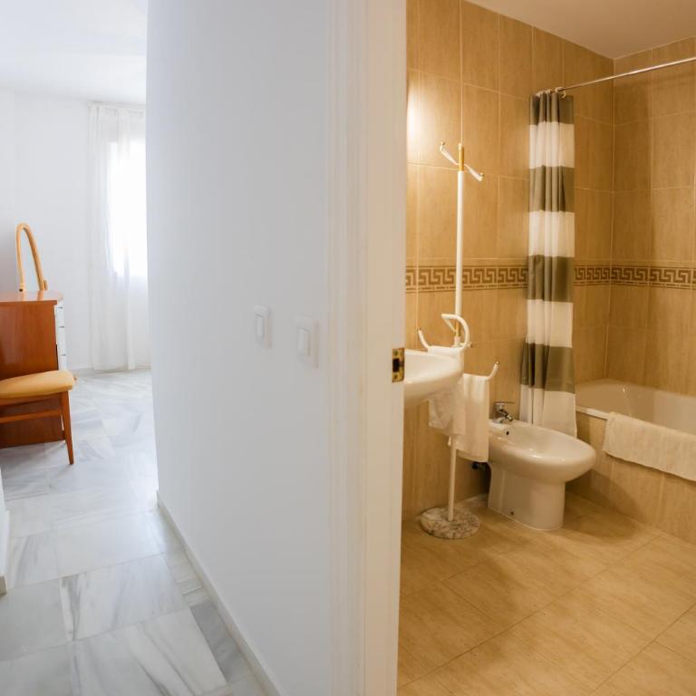 Costa Ballena - Apt para 6 con piscina, terraza, WiFi y parking gratis - Three-Bedroom Apartment - 11