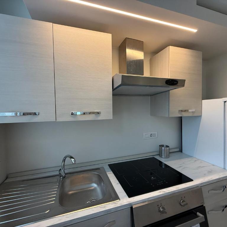 Sunny Design Penthouse 2BR 2BA 8 min to Duomo - Appartamento con 2 Camere da Letto - 8
