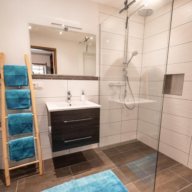 Neu! Sonnige Terrassen-Ferienwohnung in den Bergen - Apartment - 5